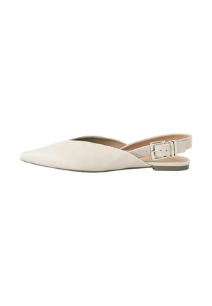 Flacher Slingback-Schuh mit spitz zulaufender Zehenpartie aus hellbeigem Leder, verstellbarem Schnallenriemen und niedrigem, flachem Absatz. Glatte Textur, minimalistisches Design.