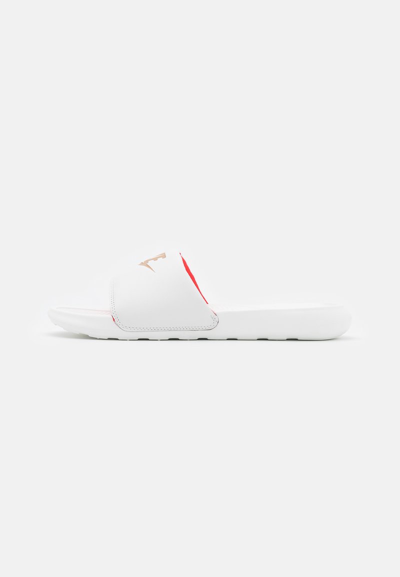 Nike Sportswear VICTORI ONE SLIDE - Mulas - summit white/metallic gold/chile red