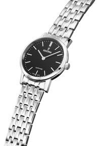 Reloj de acero inoxidable plateado con esfera negra, marcadores de hora minimalistas y cristal de zafiro. Cuenta con una pulsera de metal con eslabones entrelazados.