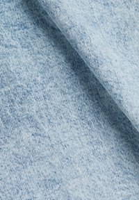 Vaaleansininen farkkukangas, jossa on sileä pinta, hienovarainen kudontakuvio ja lieviä sävyvaihteluita.