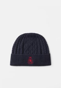 Marine gebreide beanie met kabelpatroon, geribbelde manchet en rood geborduurd logo aan de voorkant. Zachte textuur, geschikt voor koud weer.