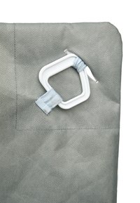 Grau Stofftasche mit einem weißen Kunststoffclip, gesichert mit einer blauen Stoffschlaufe, mit strukturierter Oberfläche und sichtbaren Nähten.