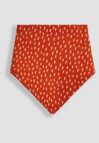 Foulard triangolare rosso realizzato in morbido tessuto, caratterizzato da un motivo di piccole macchie beige. I bordi sono rifiniti in modo ordinato per garantire durata.