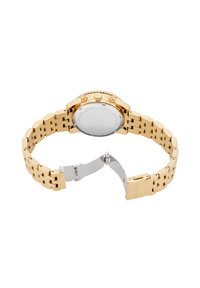 Montre en métal doré avec un bracelet en maillons et une boucle en argent. Comprend un boîtier rond, deux boutons de couronne et un dos lisse et circulaire.