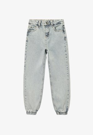 Jeans de mezclilla azul claro con corte holgado, puños elásticos en los tobillos, bolsillos frontales y una textura ligeramente desgastada. Cierre con botón y cremallera.