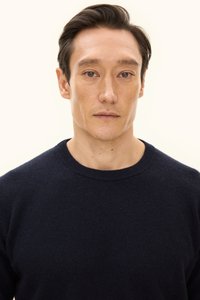 Marineblauwe crewneck trui van zacht, textuurstof, met een geribbelde kraag en subtiel zichtbare naden.