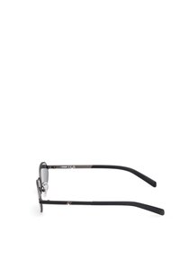 Sluneční brýle s černým kovovým rámem, šedými zbarvenými skly a gumenými konci nohavic. Mají nastavitelné nosníky pro pohodlí.