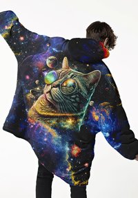 Čierna nadmerná mikina s kapucňou, ktorá zobrazuje farebnú grafiku s tematikou vesmíru, na ktorej je mačka v okuliaroch, s živými galaxiami a planétami na pozadí.