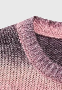 Suéter de punto con un efecto ombré de degradado que va de rosa oscuro a rosa claro, con un cuello acanalado y un tejido suave y texturizado.
