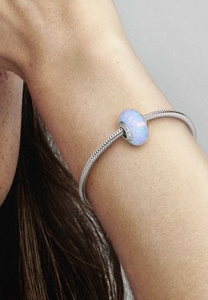 Bracelet en maillage argenté mettant en valeur une grande perle ronde irisée de couleur bleu clair avec des accents en argent et un détail de fermoir marqué "Pandora."