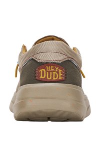 Sneaker beige e oliva con tomaia in tessuto texture, macchie arancioni sulla suola e un logo "HEY DUDE" rosso e giallo sul tallone.