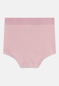 Korte bomullsshorts i myk rosa, med en glatt midjebånd, sydd kanter og en klassisk snitt med full dekning.