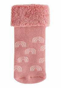 Chaussette pour bébé rose avec des motifs arc-en-ciel blancs et un revers texturé plié en haut.