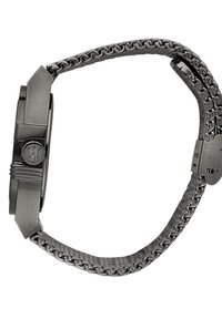 Zwart metalen horloge met een gestructureerde schakelband. Beschikt over een ronde wijzerplaat met een logo en een uniek sluitingsontwerp. Slank en modern.