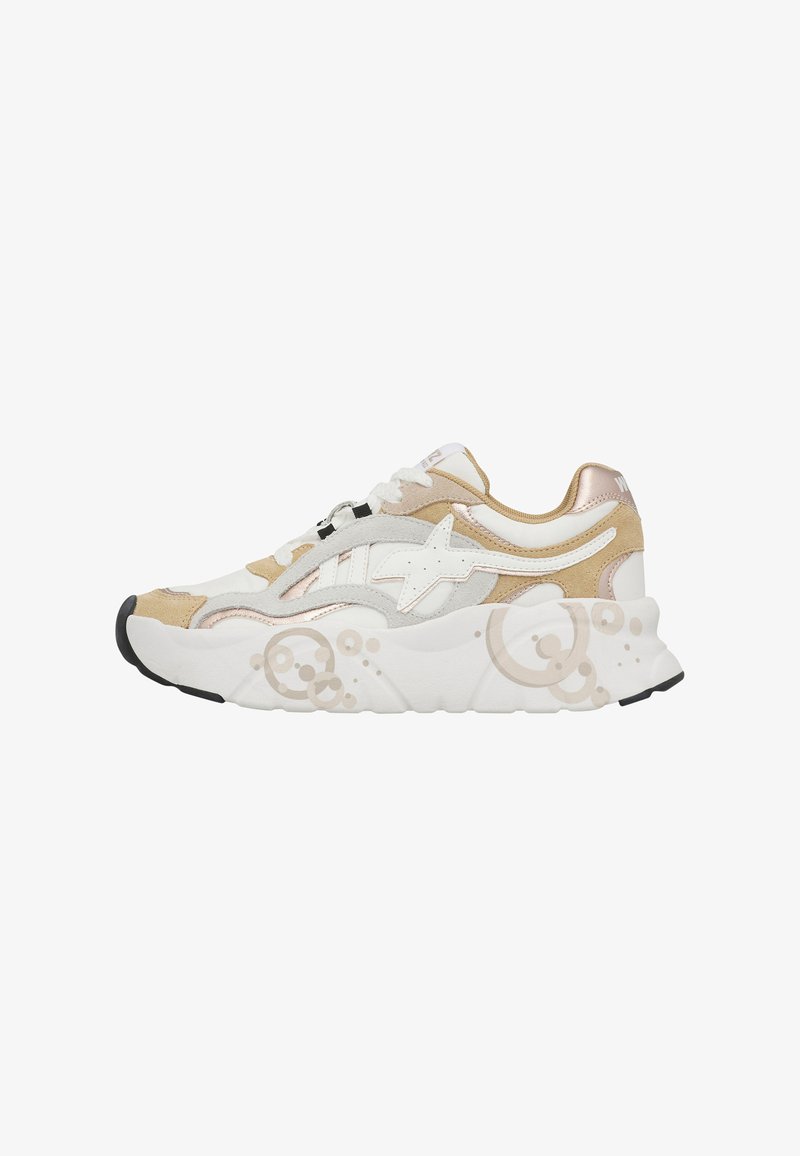Chaussure de sport blanche et beige avec logo étoile, semelle épaisse présentant des motifs circulaires, et accents métalliques en or rose.