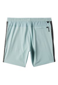 Shorts de bain bleu clair avec ceinture en mesh, rayures noires sur les côtés et poche arrière zippée. Fabriqués en tissu lisse et extensible.