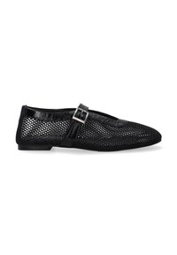 Schwarze Ballettschuhe aus Netzmaterial mit spitzer Zehenpartie, versehen mit einem dekorativen Riemen mit Schnalle und strukturiertem Material für Atmungsaktivität.