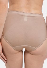 Beige high-waisted briefsl met een gladde, rekbare textuur. Heeft een schone beenopening en minimale stiksels voor een strakke uitstraling.