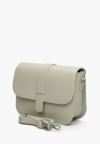 Světle šedá kabelka přes rameno z veganské kůže s klopou, prošívanými detaily a nastavitelným popruhem; obsahuje stříbrné kovové prvky.