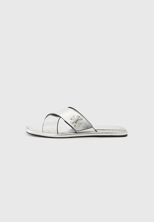 Silberne Rutschsandalen mit offener Zehe, ausgestattet mit einem metallischen Finish, einem Kreuzbanddesign und einer geprägten Logodetail an der Seite.