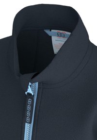 Dunkelblaue Fleecejacke mit hohem Kragen und hellblauem Reißverschluss. Verfügt über einen strukturierten Stoff und ein Pflegeetikett im Kragen.