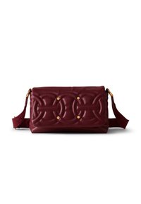 Bordeauxledertasche mit einem gesteppten, kreisförmigen Muster, goldenen Hardware-Details und einem verstellbaren Trageriemen für Vielseitigkeit.