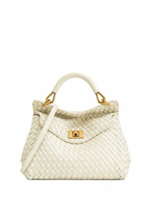 Sac à main en cuir tressé couleur crème avec poignée supérieure, bandoulière amovible et fermoir tournant doré sur le rabat avant.