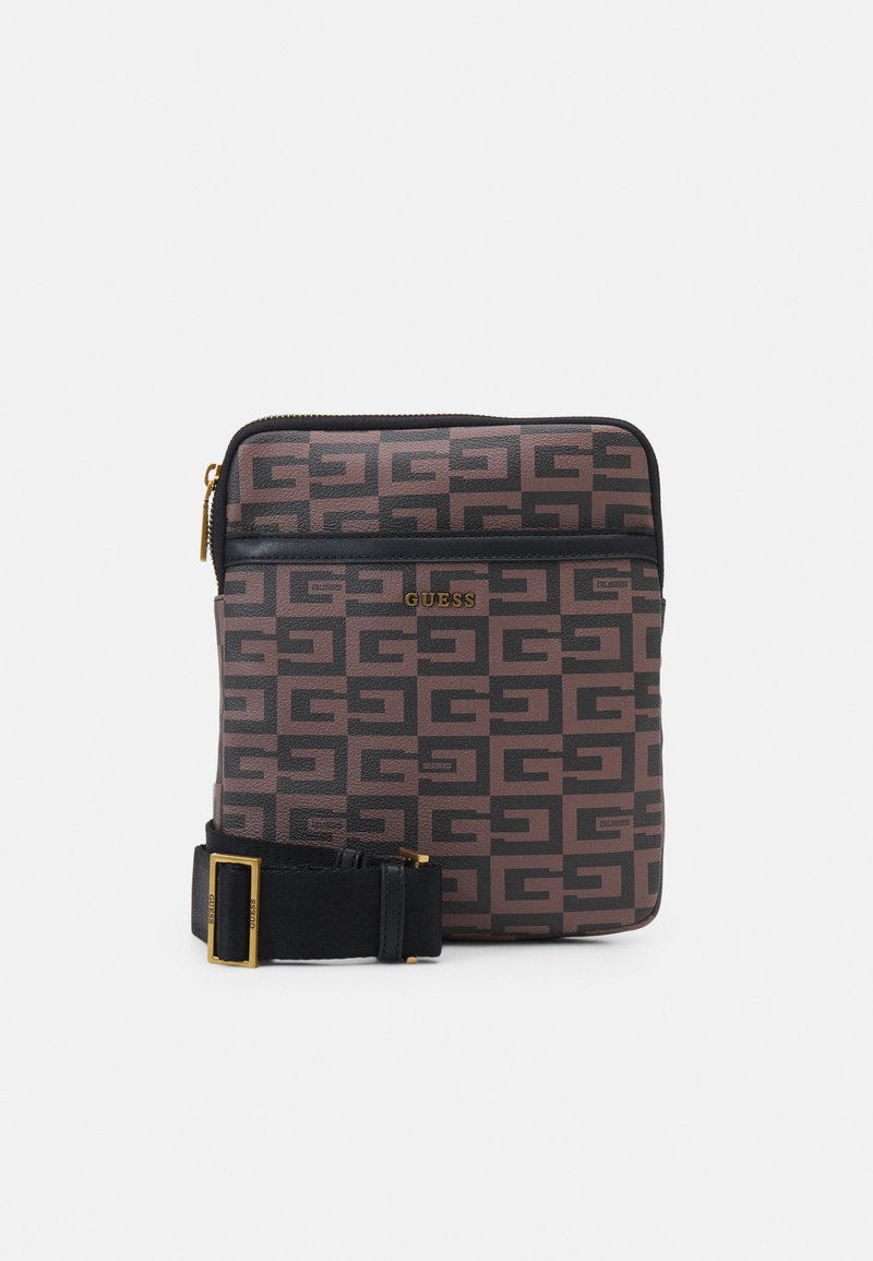 Borsa a tracolla sintetica nera e marrone con un motivo geometrico, chiusura con zip e dettagli in metallo dorato. Include una tracolla regolabile.