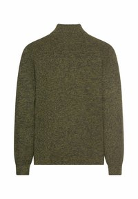 Zielony sweter z dzianiny z wysokim kołnierzem, długimi rękawami i teksturowanym wzorem na całej powierzchni. Materiał wydaje się miękki i lekko gruby.