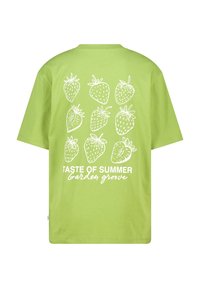 Camiseta de algodón verde con un estampado blanco de fresas y el texto "Taste of Summer Garden Grove" en la parte posterior.