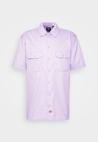 T-shirt med kort ärm i ljus lavendel, med två framfickor, knapp-up design och spetsig krage. Slät tygstruktur.