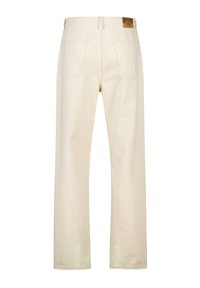 Jeans rectos beige con dos bolsillos traseros y una parche de cuero marrón en la cintura.