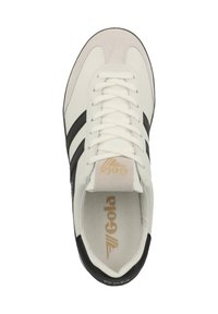 Zapatilla blanca con rayas negras, con una puntera de ante, cordones blancos y plantilla con marca. Material de piel suave con un diseño minimalista.