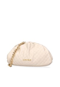Borsa in pelle color crema intrecciata con design arricciato, tracolla in catena dorata e logo impresso. Texture liscia con una forma morbida e strutturata.