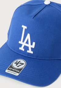 Μπλε ρυθμιζόμενο καπέλο μπέιζμπολ με λευκό κεντημένο λογότυπο "LA" στο μπροστινό μέρος και αυτοκόλλητο της μάρκας '47 Hitch στη γείσο.