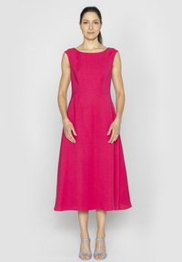 Dopasowana sukienka w kształcie litery A w jasnoróżowym lnie, z dekoltem łódkowym i bezrękawowym krojem, posiadająca zwiewny dół oraz minimalistyczną estetykę.