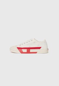 Adidași din pânză cu un exterior alb, accente din cauciuc roșu și un design texturat. Au vârful rotund și cinci gauri pentru șireturi.