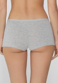 Šedé bavlněné kraťasy s těsným střihem, s hladkým pasem a měkkou texturou, navržené pro pohodlí a každodenní nošení.