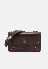 Borsa in pelle marrone con struttura testurizzata e hardware dorato, caratterizzata da un logo triangolare, una tracolla removibile e dettagli borchiati. Forma rettangolare.