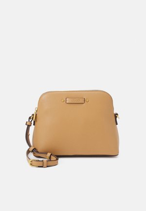 Cognacbruine leren crossbodytas met gouden beslagen en verstelbare riem tegen een witte achtergrond.