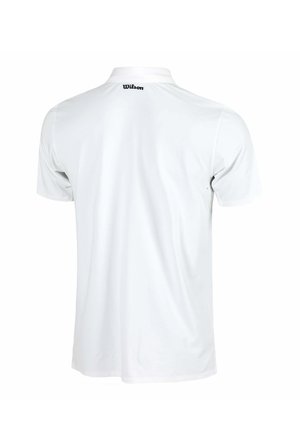 Weißes Polohemd mit kurzen Ärmeln und Kragen, Ansicht von hinten, mit kleinem "Wilson"-Logo in der oberen Mitte nahe dem Kragen.