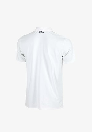 Weißes Polohemd mit kurzen Ärmeln und Kragen, Ansicht von hinten, mit kleinem "Wilson"-Logo in der oberen Mitte nahe dem Kragen.