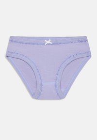 Bikini in lavanda con un accento di nastro bianco, caratterizzato da cuciture decorative e una forma classica. Texture morbida, vita elastica.