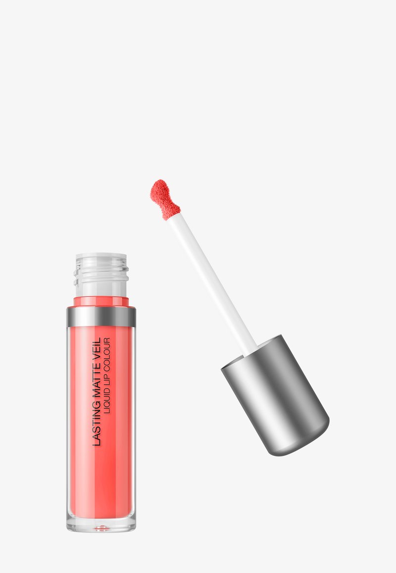 Koraalkleurige vloeibare lipkleur met zilveren dop en schuin aangebrachte applicator, gelabeld "Lasting Matte Veil."