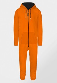 Oranžov�ý overal s černou kapucí, předním zipem a velkou přední kapsou. Manžety jsou žebrované; materiál vypadá měkký a pohodlný.