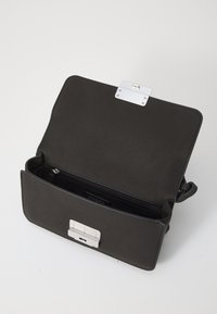 Borsa a tracolla in pelle nera con pattina aperta, tasca interna con zip e chiusura rettangolare in argento sul fronte.