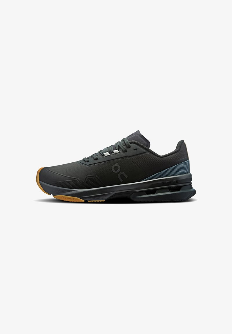 Schwarzer Sportschuh mit grauen Akzenten, strukturiertem Obermaterial, Schnürsenkeln und flexibler Sohle. Verfügt über eine Gummisohle für Traktion und Unterstützung.