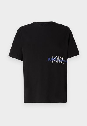 Camiseta de algodón negra con mangas cortas, que presenta un diseño gráfico con "KARL" en blanco y azul en el lado izquierdo. Estilo de cuello redondo.