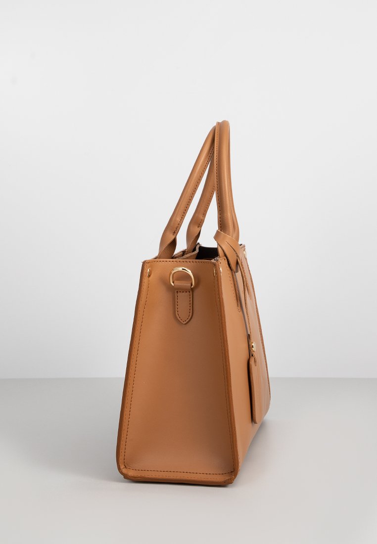 Braune Lederhandtasche mit doppelten Griffen, goldenen Beschlägen und einem Schlüsselhalter als Zubehör auf einem schlichten hellen Hintergrund.