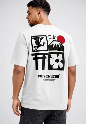 Mann trägt ein weißes T-Shirt mit schwarzen, japanisch inspirierten Grafiken, roter Sonne und dem Text "NEVERLESS" auf dem Rücken.